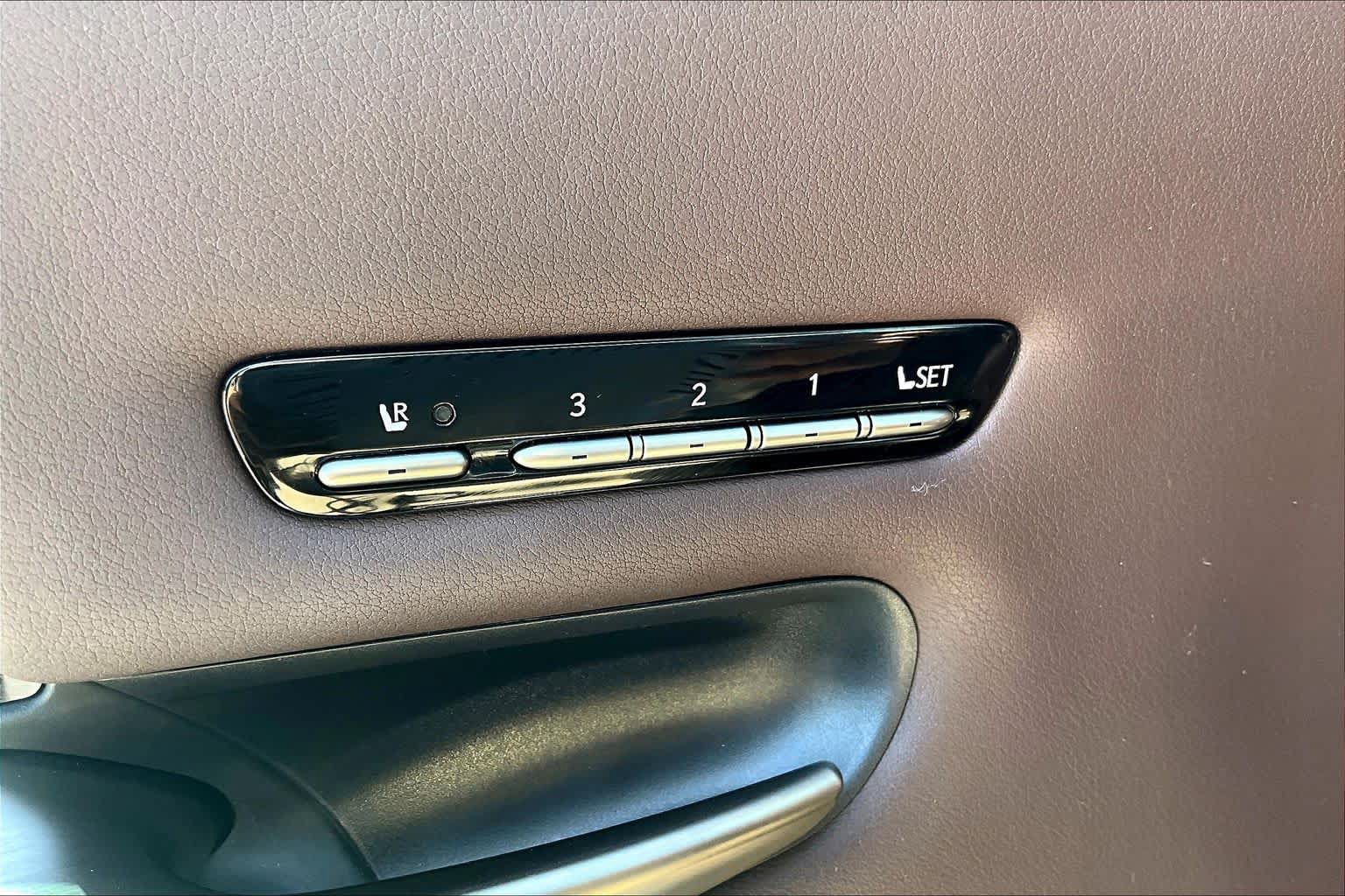 Used 2018 Lexus LS 500 w/ Luxury Package RWD image 32