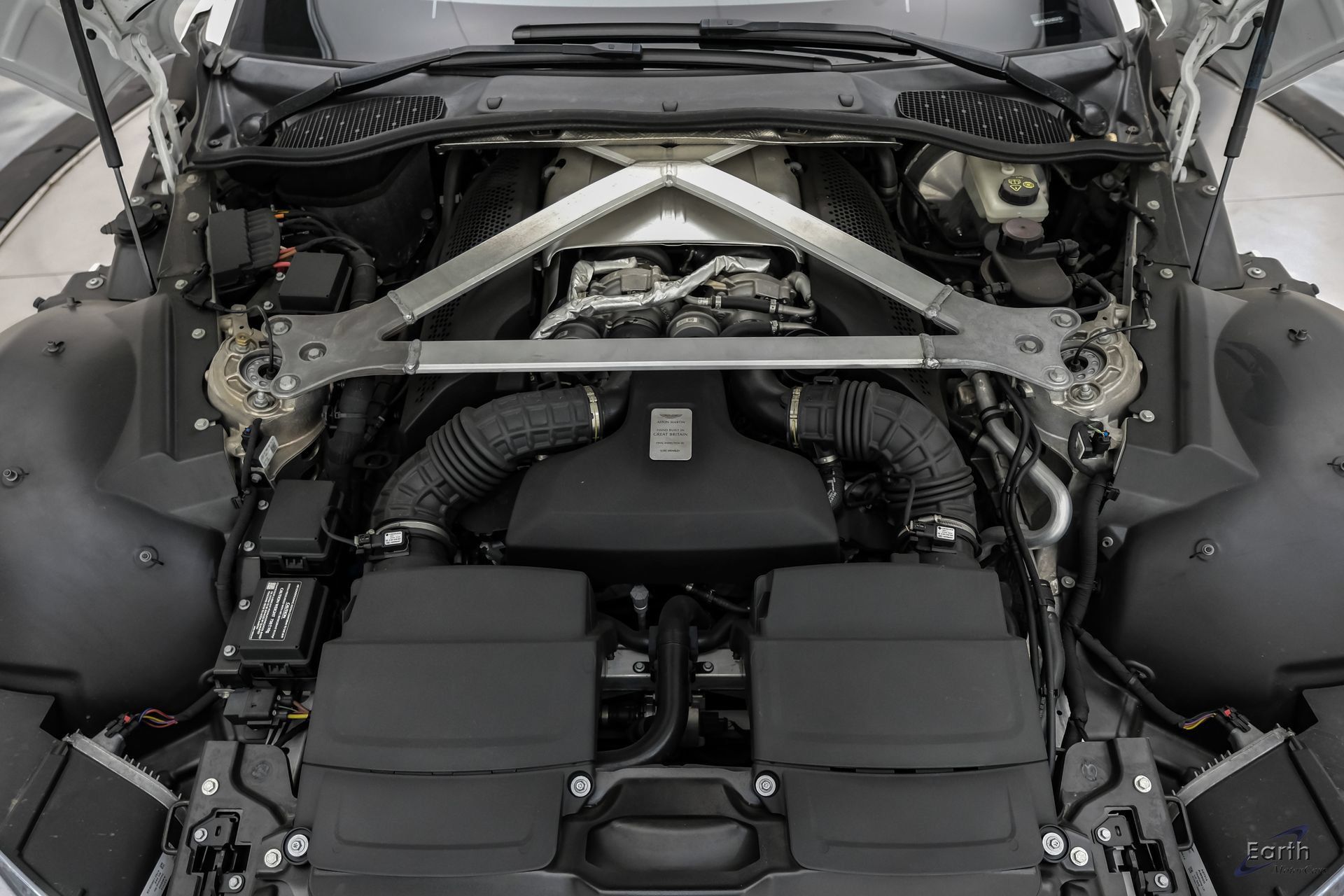 Used 2022 Aston Martin V8 Vantage Coupe RWD image 3