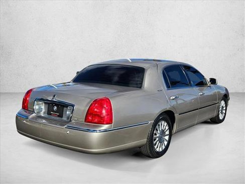 Used 2003 Lincoln Town Car Signature image 4