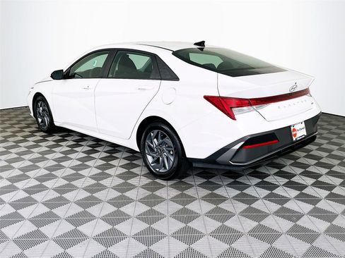 Certified 2025 Hyundai Elantra Hybrid FWD image 7