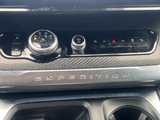 Used 2025 Ford Expedition Platinum w/ Stealth Appearance Package AWD/4WD image 31