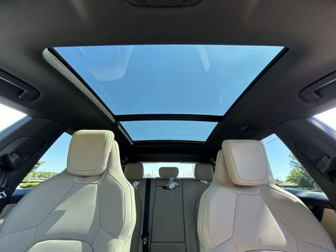 Certified 2025 Porsche Macan Electric image 26