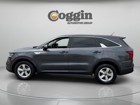 Used 2022 Kia Sorento LX FWD image 2