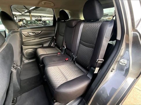 Used 2018 Nissan Rogue SV image 17