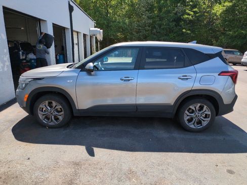Used 2024 Kia Seltos LX AWD/4WD image 3