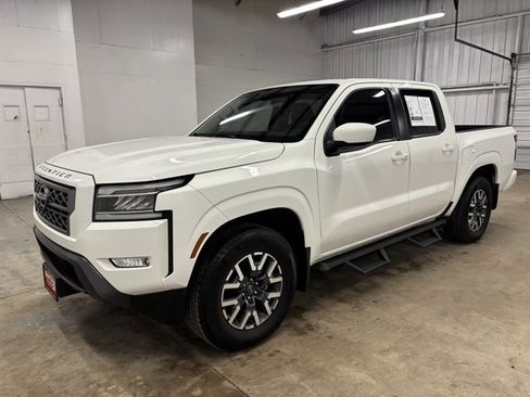 Used 2024 Nissan Frontier SL image 3