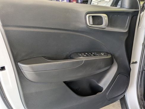 Used 2025 Hyundai Venue SEL FWD image 11