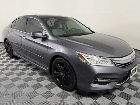 Used 2017 Honda Accord Touring image 7