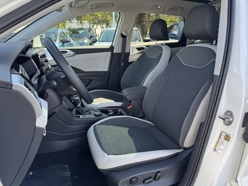 Used 2025 Volkswagen Taos SE AWD/4WD image 15