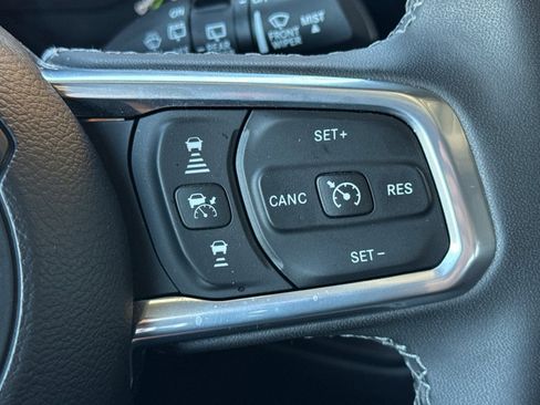 Used 2025 Jeep Wrangler Unlimited Sahara AWD/4WD image 28