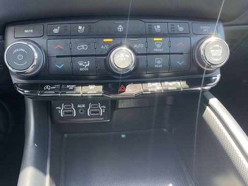 Used 2024 Dodge Durango GT RWD image 29