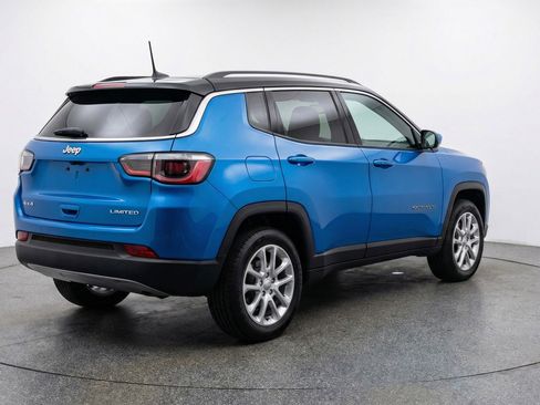 Used 2025 Jeep Compass Limited image 9