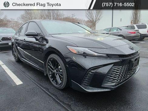 Used 2025 Toyota Camry SE w/ Convenience Package image 3