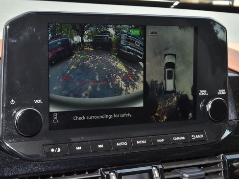 Used 2024 Nissan Pathfinder Platinum FWD image 31