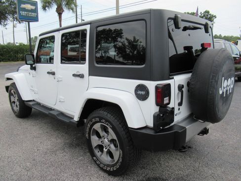 Used 2018 Jeep Wrangler Unlimited Sahara w/ Connectivity Group AWD/4WD image 7