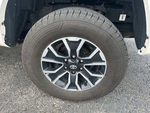 Used 2021 Toyota Tacoma TRD Sport w/ Technology Package AWD/4WD image 18
