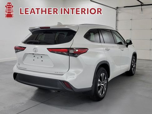 Used 2022 Toyota Highlander XLE AWD/4WD image 9