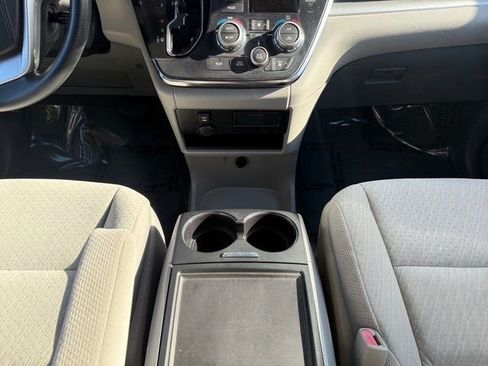 Used 2019 Toyota Sienna LE w/ Carpet Mat Package image 27