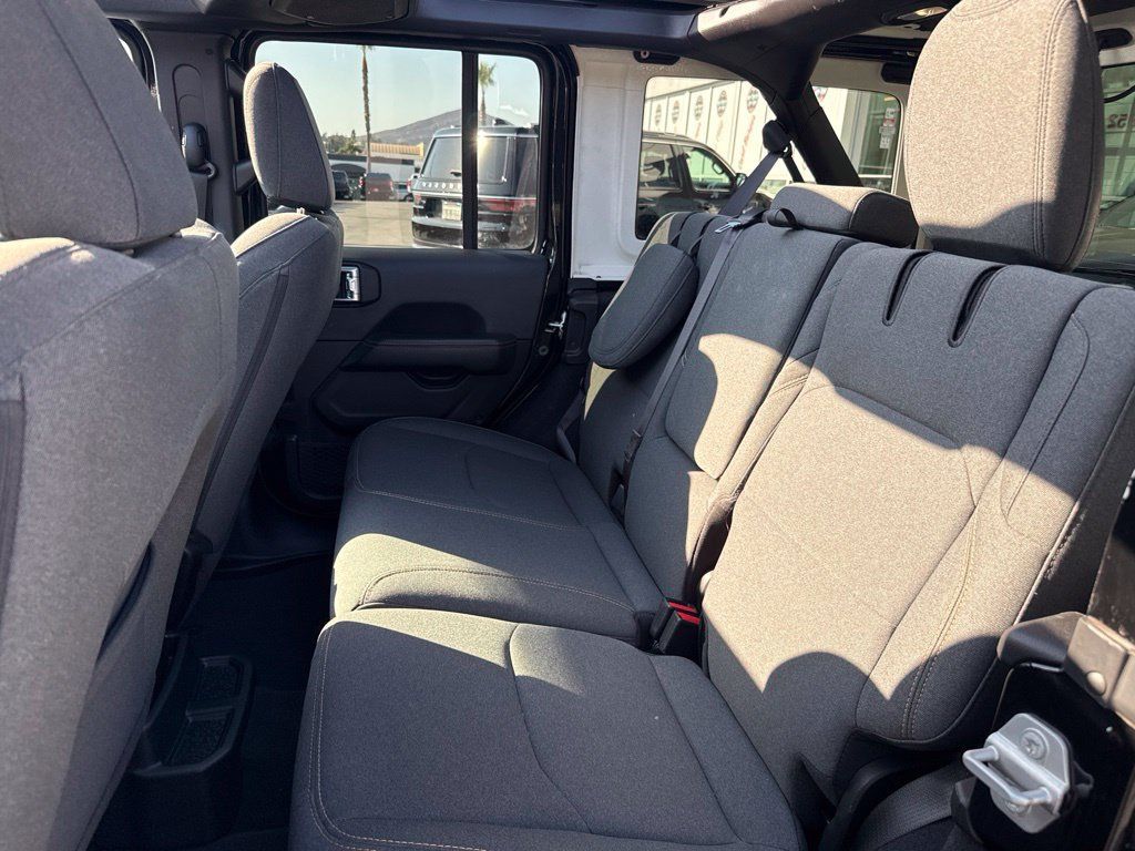Certified 2025 Jeep Wrangler Unlimited Sahara w/ Safety Group AWD/4WD image 17