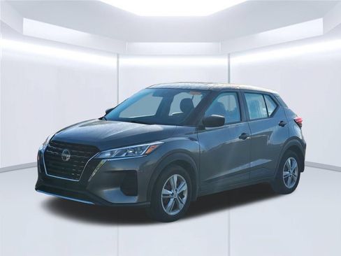 Used 2022 Nissan Kicks S FWD image 2