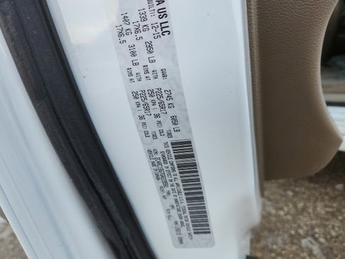 Used 2016 Chrysler Town & Country Touring image 21