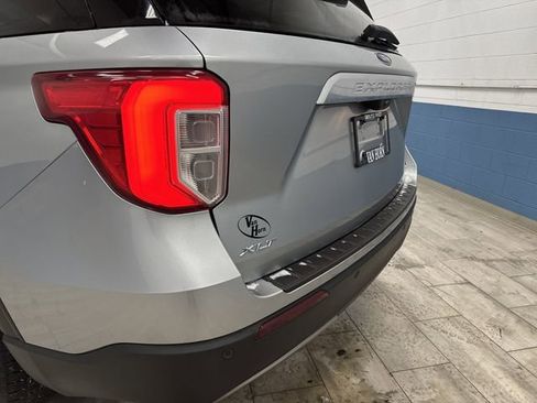 Used 2023 Ford Explorer XLT image 35