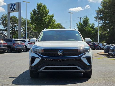 Used 2023 Volkswagen Taos SE w/ Panoramic Sunroof Package FWD image 8