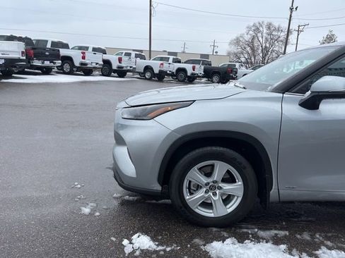 Used 2023 Toyota Highlander LE AWD/4WD image 4