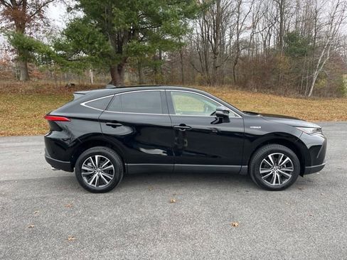 Used 2021 Toyota Venza LE image 3