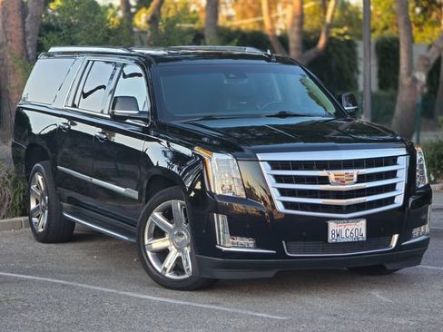 Used 2018 Cadillac Escalade ESV Luxury RWD image 2