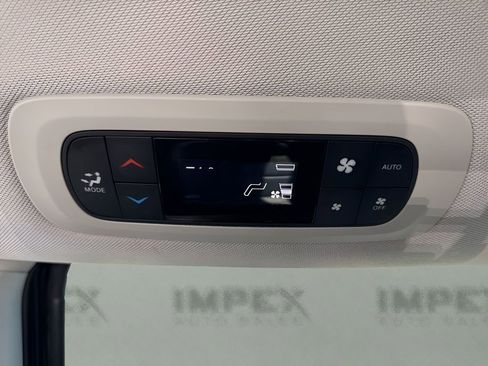 Used 2024 Chrysler Pacifica Select image 13