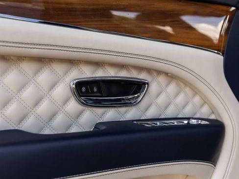 Used 2023 Bentley Bentayga AWD/4WD image 20