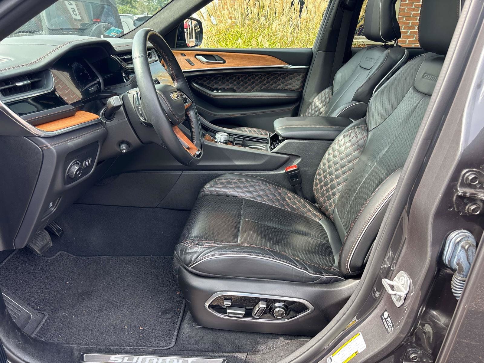 Used 2023 Jeep Grand Cherokee L Summit AWD/4WD image 7