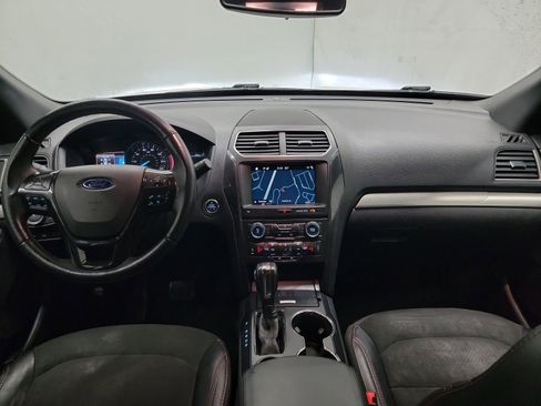 Used 2018 Ford Explorer XLT w/ Equipment Group 202A image 15