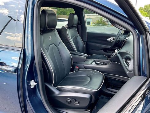 Used 2025 Chrysler Pacifica Limited FWD image 32
