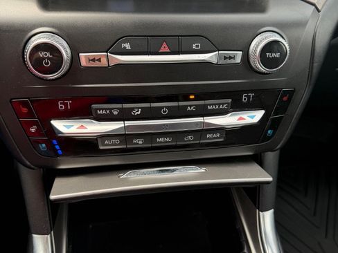 Used 2020 Ford Explorer Platinum w/ Premium Technology Package AWD/4WD image 15