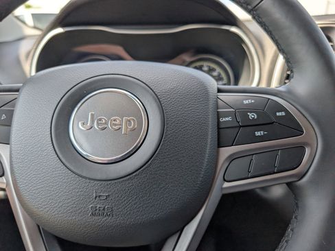 Used 2019 Jeep Cherokee Latitude Plus w/ Comfort/Convenience Group AWD/4WD image 25