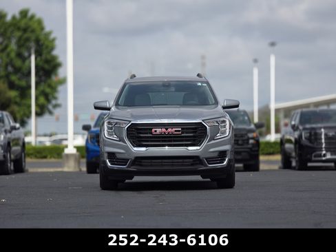 Used 2024 GMC Terrain SLE w/ Driver Convenience Package FWD image 2