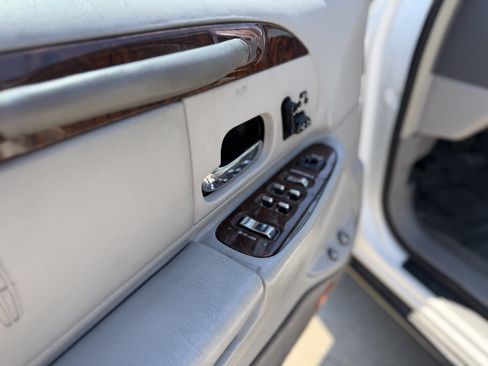 Used 2002 Lincoln Town Car Signature RWD image 11