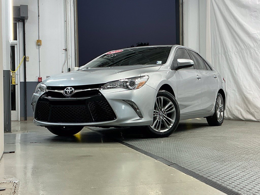Used 2017 Toyota Camry SE FWD image 2