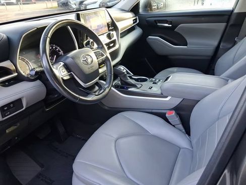 Used 2023 Toyota Highlander XLE FWD image 11