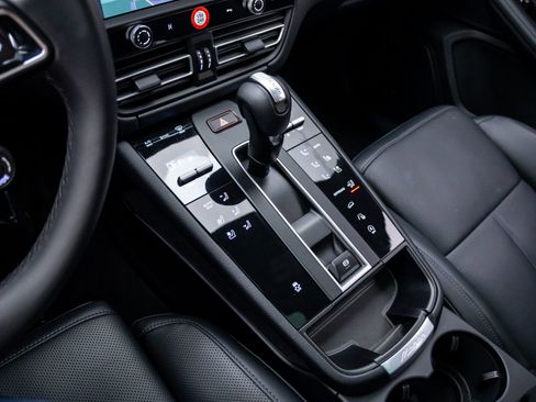 Certified 2026 Porsche Macan AWD/4WD image 12