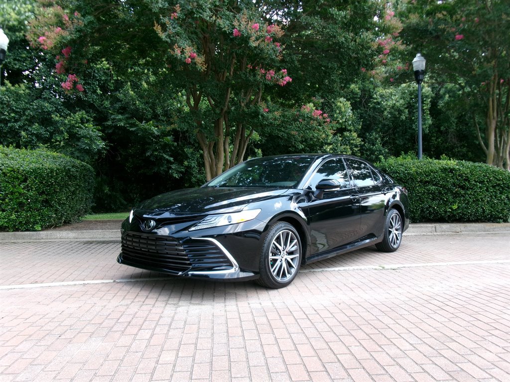 Used 2024 Toyota Camry XLE FWD image 1