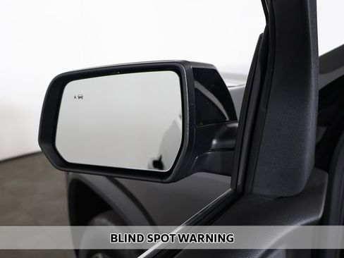 Used 2023 GMC Acadia SLE w/ Driver Convenience Package image 4