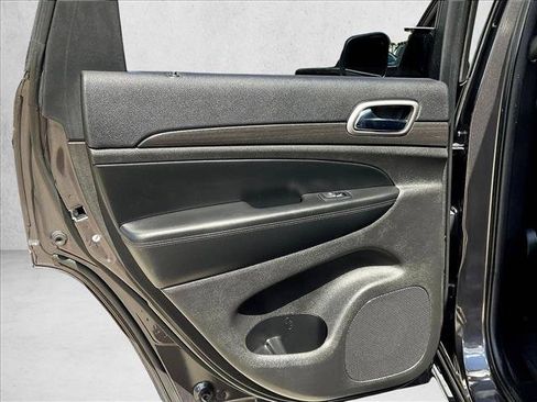 Used 2018 Jeep Grand Cherokee Altitude RWD image 19