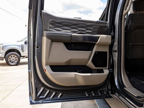 Used 2025 Ford F350 Platinum w/ Platinum Plus Package image 39