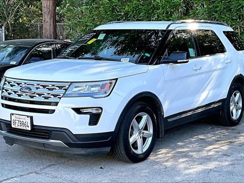 Used 2018 Ford Explorer XLT w/ Equipment Group 201A FWD image 3