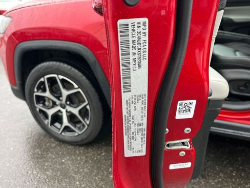 Used 2025 Jeep Compass Limited image 30