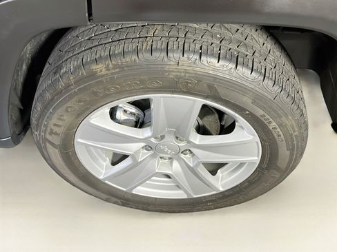 Used 2022 Jeep Compass Latitude w/ Sun and Sound Group AWD/4WD image 30