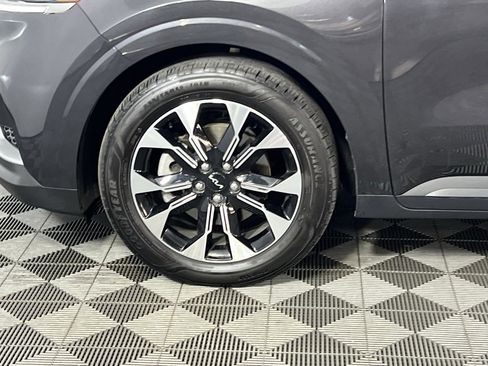 Used 2024 Kia Carnival EX image 10